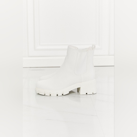 Melody MMShoes Work For It Matte Lug Sole Chelsea Boots in White - Picture 2 of 6